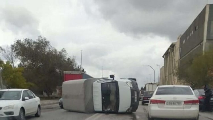    Bakıda güclü külək yük avtomobilini aşırdı   