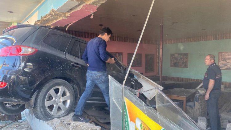    Bakıda “Hyundai Santafe” kafeyə çırpıldı - Fotolar   