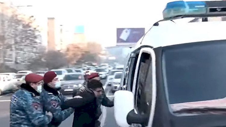    Polis İrəvandakı aksiyalara müdaxilə etdi - Saxlanılanlar var   