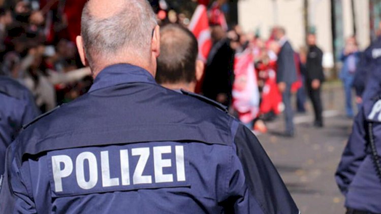    Alman polisinin irqçi yazışmaları: “Dünən bir türkə təpik vurdum!“   