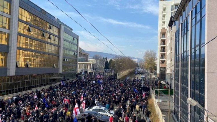    Saakaşvilinin tərəfdarları məhkəmə binasını mühasirəyə aldılar   - Yaralananlar var