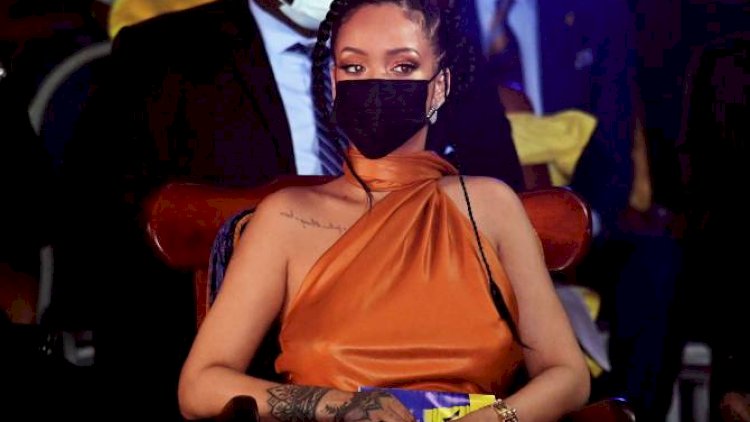    Rihanna Milli Qəhrəman oldu   