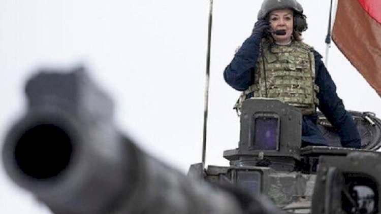    Qadın nazir tank sürdü   