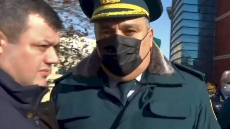    Elnarənin DSX-da çalışan həyat yoldaşı Baku TV əməkdaşına yumruq atdı - Video   