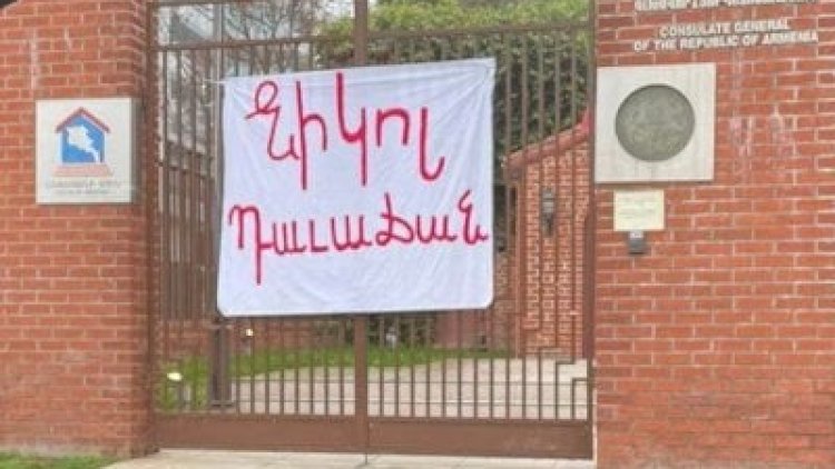    Ermənistan konsulluğu önünə “Xain Nikol“ plakatı asıldı   
