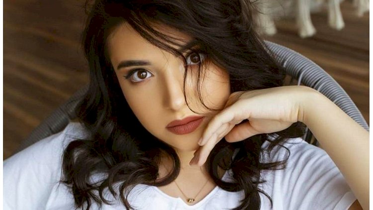    “Burunlarını soxmasınlar” - Nahidədən paltarını tənqid edənlərə   CAVAB