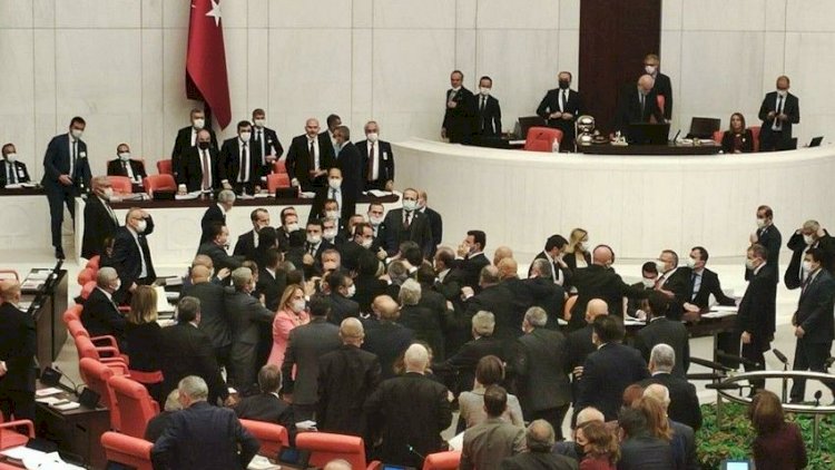    Türkiyə parlamentində dava düşdü   - Video