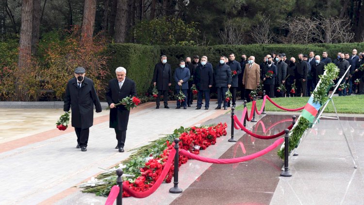    SOCAR rəhbərliyi Ulu öndər Heydər Əliyevin məzarını ziyarət etdi - Fotolar   
