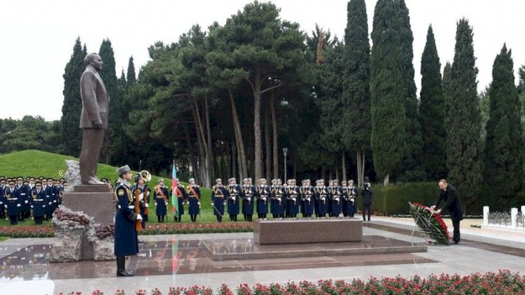    Prezident Heydər Əliyevin məzarını ziyarət etdi   