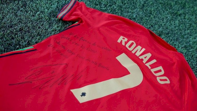    Ronaldo formasını hərraca çıxardı   - Səbəb
