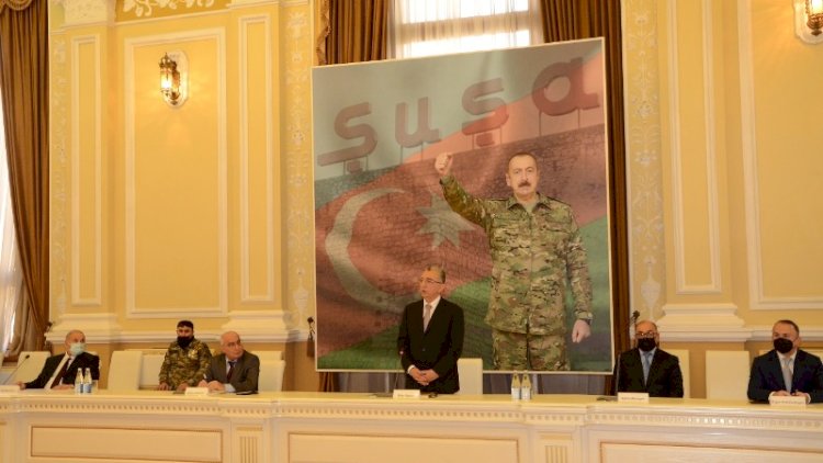    Eldar Əzizov bir gündə 2 kitabın təqdimatını keçirdi   