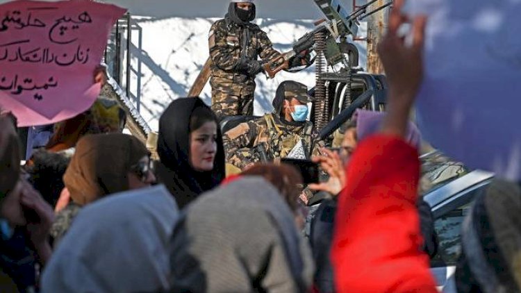    “Taliban“ qadınları atəşə tutdu   