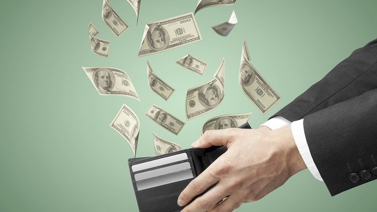    Reper küçədəki insanlara pul payladı   