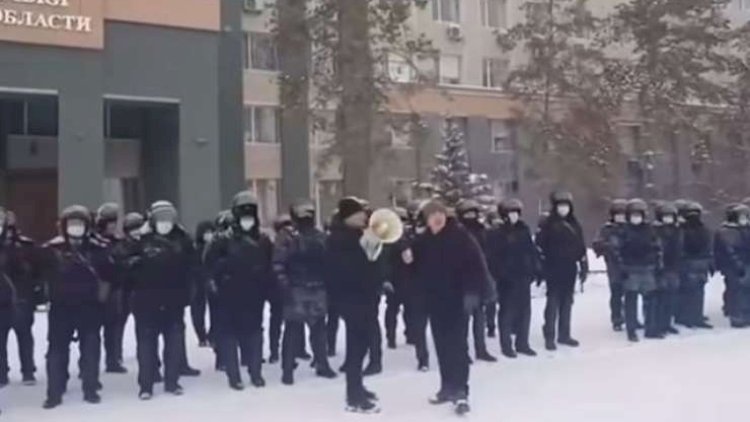   Qazaxıstanda son durum: Polis etirazçıların tərəfinə keçdi   