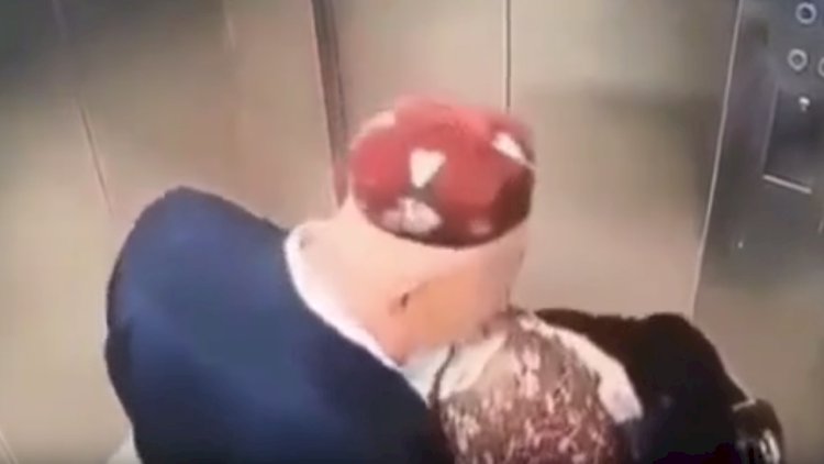    Liftdə kamera olduğunu bilməyən yaşlı cütlük    