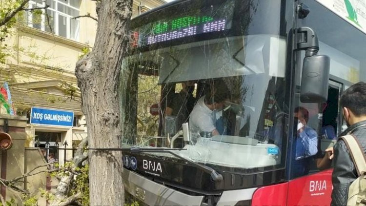    Bakıda avtobus qəzası: Xəsarət alan var   