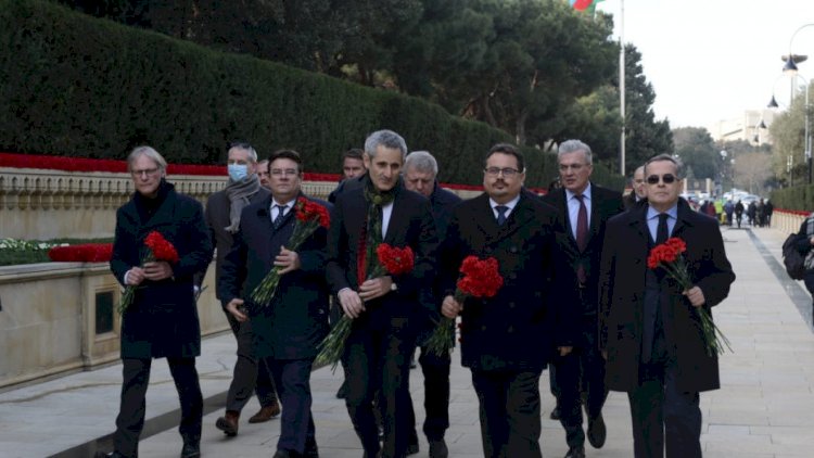    Avropa ölkələrinin səfirləri Şəhidlər Xiyabanını ziyarət etdi   