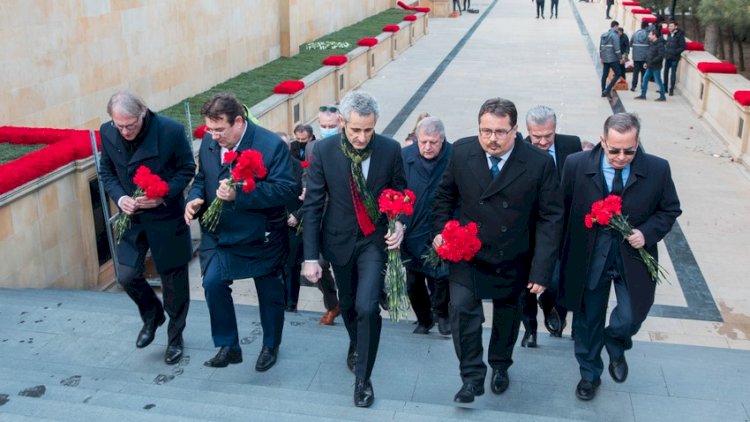    Aİ səfiri 20 Yanvar şəhidlərinin ailələrinə başsağlığı verdi   