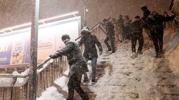    Çovğun İstanbulu çökdürdü: Yollarda qalmış insanlar, heykəl kimi donmuş maşınlar...   - Fotolar