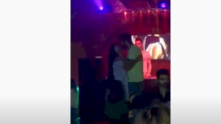    Bakıda müğənni səhnədə öpüldü - Video   