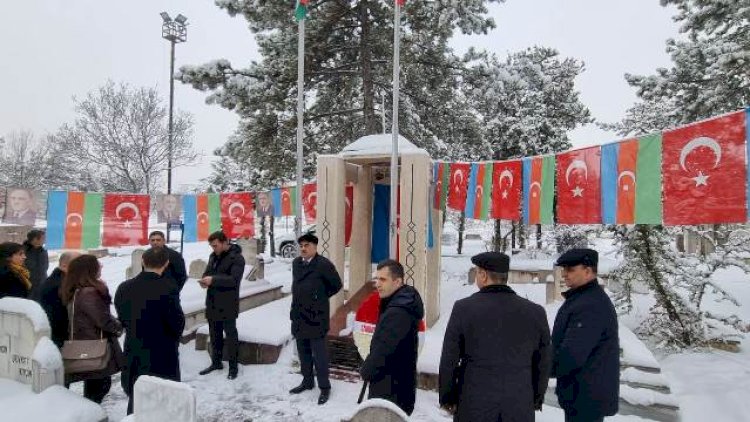    Türkiyədəki səfirimiz Rəsulzadənin məzarını ziyarət etdi   