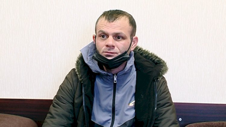    Tələbələri bıçaqla hədələdi, 4 minlik qır-qızılı oğurladı   