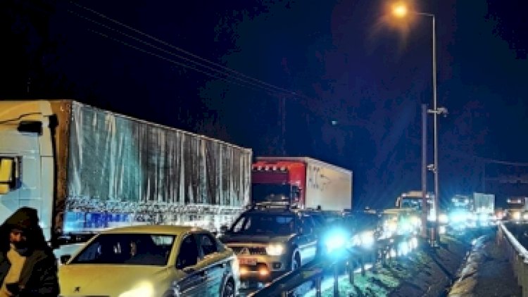    Türkiyədə güclü qar yağdı, yollar bağlandı   