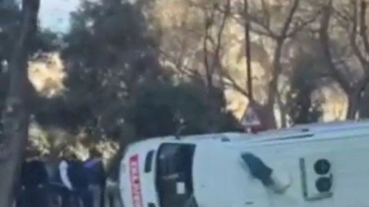    Bakıda təcili yardım maşını aşdı:   Sürücü yaralandı