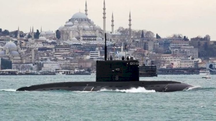    Rusiyanın sualtı qayığı Bosfor boğazından keçdi - VİDEO   