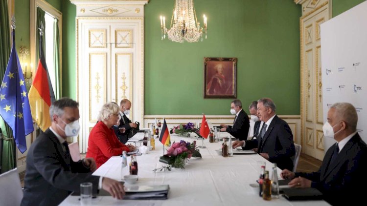    Hulusi Akar almaniyalı həmkarı ilə görüşdü   
