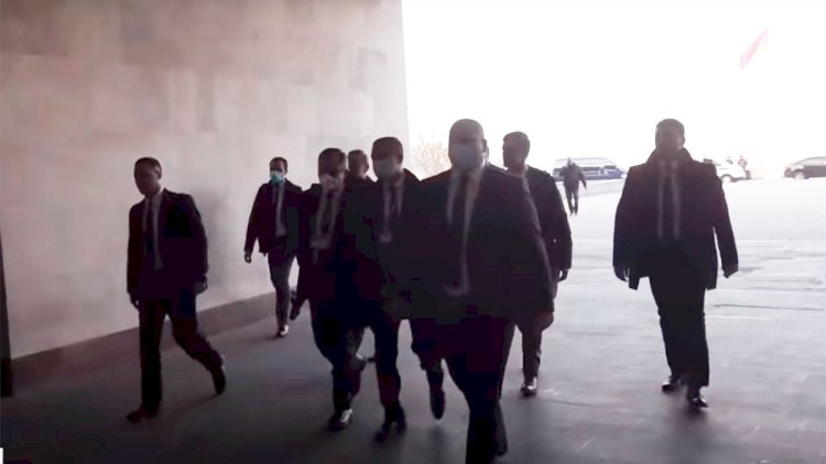    Azərbaycanlı deputatlar İrəvanda belə qorunur   - Video