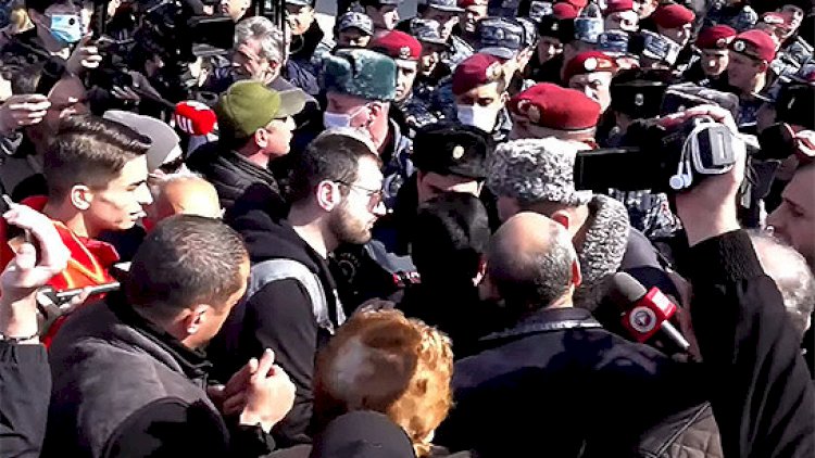    İrəvanda TOQQUŞMA: Azərbaycanlı deputatların gəlişinə etirazlar səngimir   