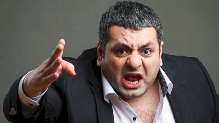    Şou-biznesdə biabırçılıq: Bu dəfə kişi soyundu   - Fotolar