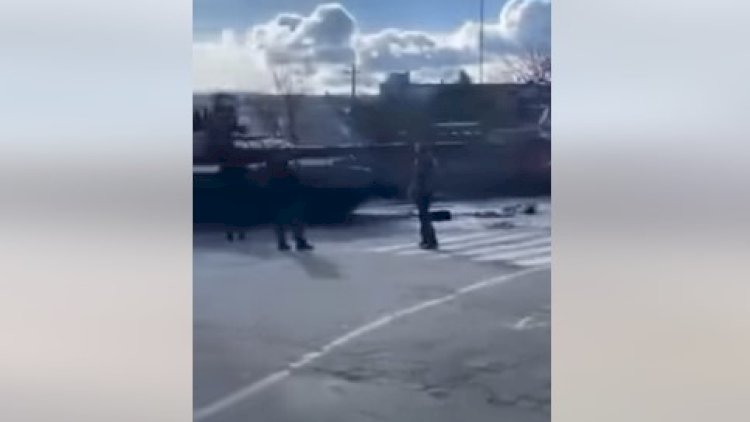    Əliyalın ukraynalılar rus tanklarını dayandırmağa çalışır - Video   