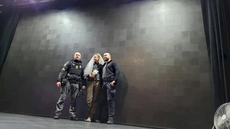    Göydən yağan bombalar onların evlənməyinə mane olmadı   - Foto