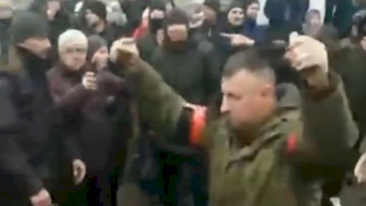    Dünya rus əsgərinin bu hərəkətindən danışır: Əlində qumbara... - VİDEO   