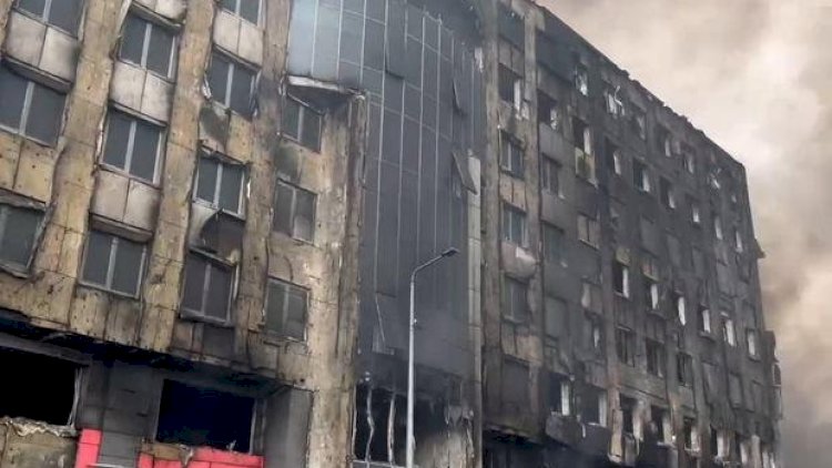    Kiyev yaxınlığında kənd raket hücumuna məruz qaldı   - VİDEO