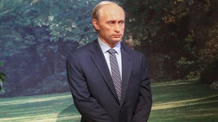    Putinin mum heykəli muzeydən götürüldü   - Foto