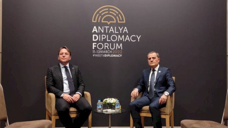    Ceyhun Bayramov Avropa İttifaqının Komissarı ilə görüşdü   