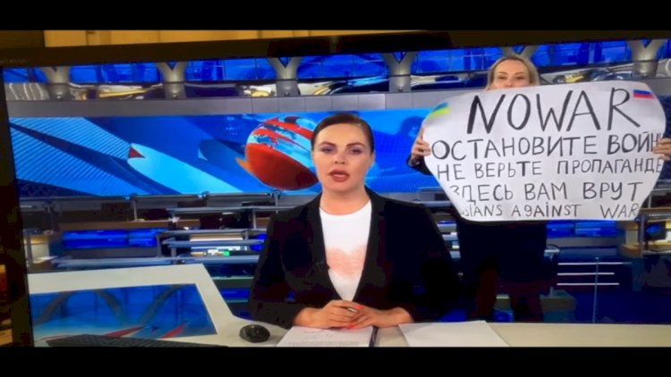    “Müharibəyə yox!” plakatı açan redaktor cərimələndi   