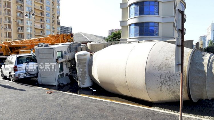    Bakıda betonqarışdıran maşın avtomobilin üzərinə aşdı:   Yaralananlar var