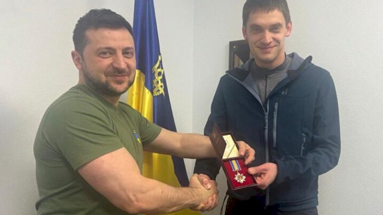    Zelenski ruslar tərəfindən qaçırılan merə medal verdi   