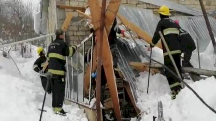    İsmayıllıda güclü qar nəticəsində talvarı çökən evin sakinləri xilas edildi - Video   