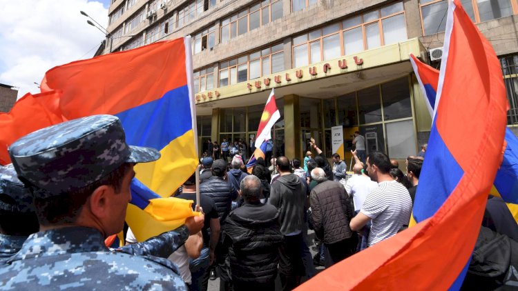    Erməni müxalifəti yenidən Fransa meydanına toplaşır   