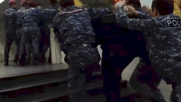    Polis müxalifətçiləri bu dəfə metroda döydü - VİDEO   