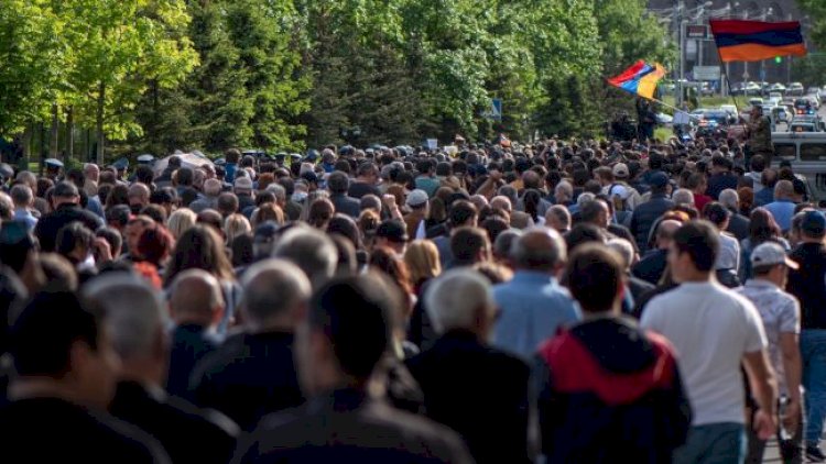    Etirazçılar İrəvanda dövlət başçısının iqamətgahına doğru irəliləyir   