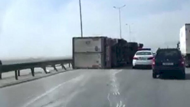    Bakıda külək “TIR”ı aşırdı – Sürücünün qolu amputasiya olundu   