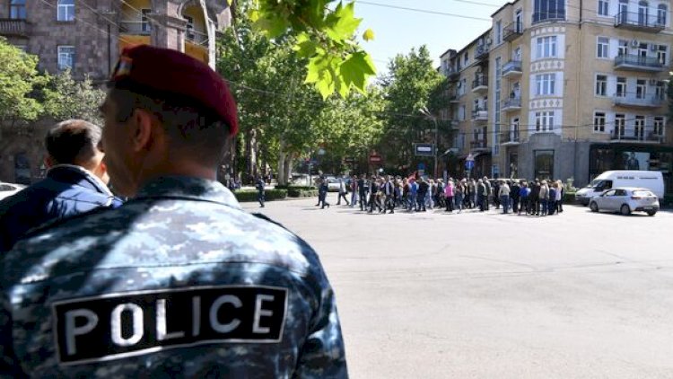    İrəvanda aksiya: Etirazçılar parlament binasına doğru hərəkət edir   
