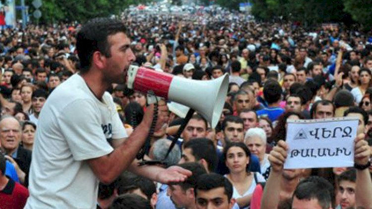    İrəvanda etirazçılar hökumət binasına hücum etdi   