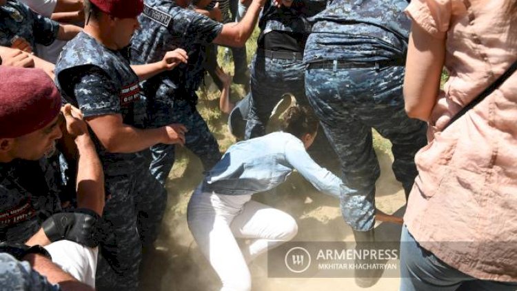    İrəvanda toqquşmalar - Etiraz aksiyası davam edir   